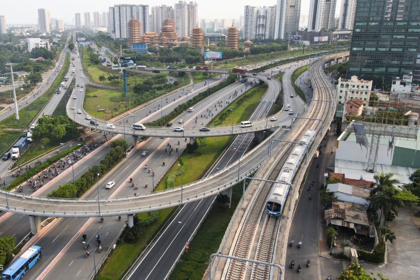 Việc kéo dài tuyến metro số 1 về Đồng Nai và Bình Dương sẽ góp phần tăng cường kết nối giao thông giữa các địa phương trong vùng Đông Nam. Ảnh: vnexpress